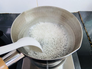 4、芒果西米捞,大火煮开期间搅拌数次