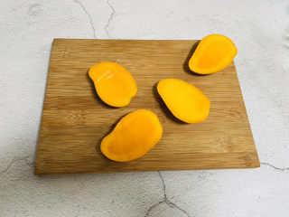 7、芒果西米捞,芒果中间切开