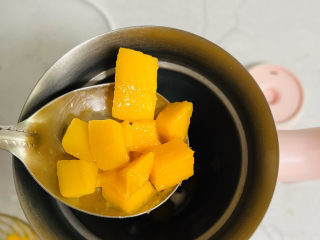 9、芒果西米捞,将芒果粒放入迷你破壁机体内