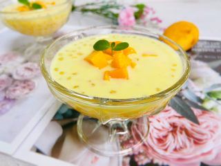 15、芒果西米捞,取一器皿，舀入芒果西米捞再放上芒果粒，薄荷叶装饰