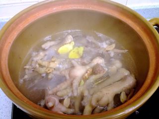 3、地方菜 药材浸鸡爪,关火，让鸡爪在药材汤里浸至温凉（约2小时），再倒入枸杞子，大火煮开，加适量盐调味即可。