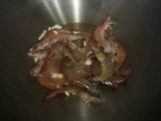 2、鲜虾番茄炒黄瓜丁,热锅下油下蒜蓉爆香先放虾爆炒几下，注意火候这时不要太猛。