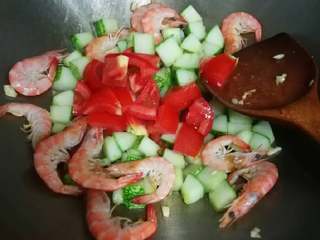 3、鲜虾番茄炒黄瓜丁,待虾微微变色先下黄瓜番炒几下，最后才放番茄，因为番茄容易炒烂，不用炒那么长时间。目测大概差不多炒熟了就加点酱油上色，盐可以不用放，就放酱油的味道已经够了，因黄瓜用盐腌过有味道了。