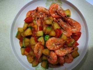 4、鲜虾番茄炒黄瓜丁,炒好上碟可以吃了，味道真的是非常棒，黄瓜吃起来又有一点番茄的酸，番茄吃起来又有虾的鲜，而虾因为没有剥壳又吸收了黄瓜番茄的味道，孩子喜欢吃得不得了，好有胃口。