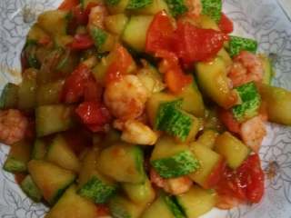 5、鲜虾番茄炒黄瓜丁,用虾仁炒的味道一样好吃，吃的时候没有壳方便一点。这是昨天晚餐吃的。