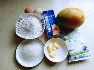 1、水果千层蛋糕,准备好食材，并称重。