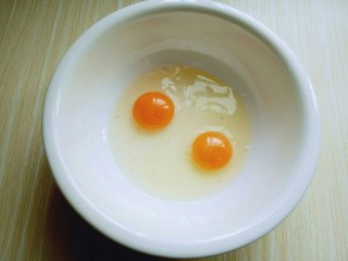 2、水果千层蛋糕,将鸡蛋敲在大口器具中。