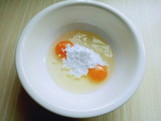 3、水果千层蛋糕,加入糖粉。(建议最好用糖粉)