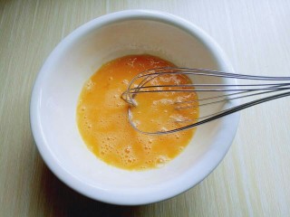 4、水果千层蛋糕,用手动打蛋器打散至均匀。