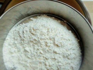 6、水果千层蛋糕,筛入低筋面粉。