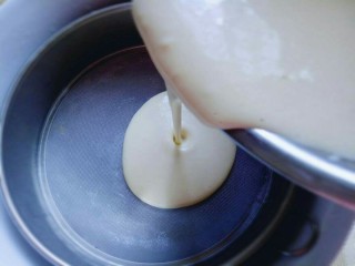 8、水果千层蛋糕,将做好的面糊过细筛。(不可以省略)