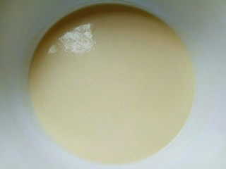 9、水果千层蛋糕,过滤好的千层糊非常细腻，盖上保鲜膜放入冰箱冷藏45分钟。