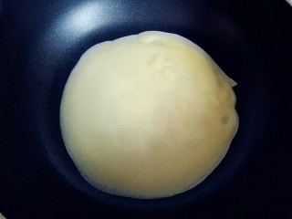 10、水果千层蛋糕,平底锅中用刷子刷上少许油，用勺子盛一勺面糊倒入平底锅中，(每做一张都盛一勺，这样的饼皮大小一致) 小火待面糊凝固起泡即可取出，依次做完。