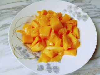 13、水果千层蛋糕,芒果洗干净去皮切小块。