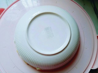 14、水果千层蛋糕,将做好的饼皮叠加一起，上面放一块盘子，将边上不规则的饼皮用刀切掉。(不切也可以)不影响口感哈(^_^)