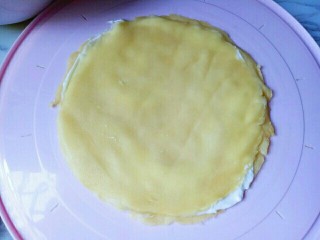 15、水果千层蛋糕,取一张饼皮放在蛋糕盒的底上(如果没有蛋糕盒的话，也可以用一块大一点的盘子) 涂抹一层奶油，铺一层芒果，再盖上一张饼皮，这样反复将饼皮做完。(一张皮，一层奶油，一层芒果)