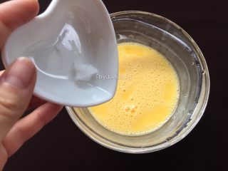 4、爱心玉子烧,加入1/8匙盐（我用的调味罐中的那种小匙）