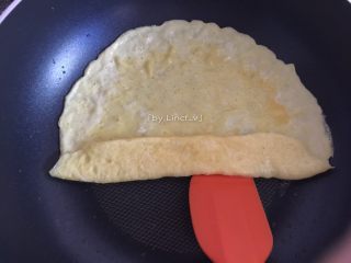 8、爱心玉子烧,煎至未完全凝固时卷起