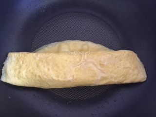 10、爱心玉子烧,接着重复上一步骤继续煎最后1/3鸡蛋液，至差不多溶固时卷起成卷