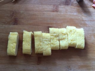 13、爱心玉子烧,稍凉后的玉子烧切成约1.5CM的厚片