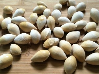 4、＃一碗汤＃薏仁桃胶白果汤,白果有敛肺定喘、止带缩尿的效果