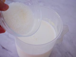 4、奶粉酸奶,再加入白糖搅拌均匀