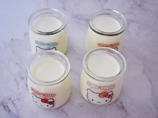 6、奶粉酸奶,倒入布丁杯中