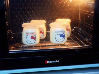 9、奶粉酸奶,启动发酵程序，默认40度，时间为9小时，如果不是智能烤箱，可把时间调为长开，等9小时后再关了