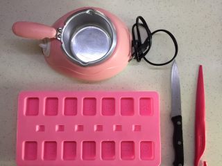 2、有内涵的麻将牌,主要工具介绍：巧克力锅，如果没有的话，也可以采取隔水融化的方法溶解巧克力。硅胶模具，按模具文字内容分为两种，一种是十三幺款（东南西北风、中发白、一九万、一九筒、一九条），另一种是清一色款（二到八万、二到八筒、二到八条）。本菜谱演示选用十三幺模具。刀是用来切巧克力夹心的，脱模刀用来搅拌巧克力，用其他工具代替搅拌也可