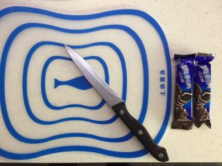 4、有内涵的麻将牌,准备好刀和威化饼干，夹心也可以选择花生等坚果类，或者戚风蛋糕等食材，或者直接用巧克力填模也可以，但是吃起来口感会比较硬