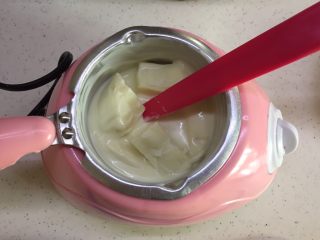 5、有内涵的麻将牌,一边切威化夹心，一边不停搅拌巧克力