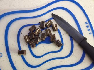 6、有内涵的麻将牌,威化饼干分成14份，分别用在14张麻将牌上面，切好的威化需要去薄，保留2/3即可，否则会高出麻将牌底部