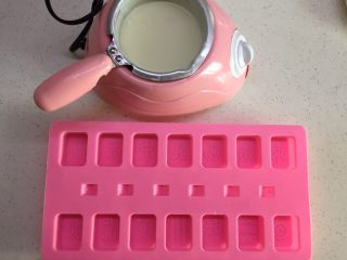 7、有内涵的麻将牌,准备好硅胶模具，以及融化好的巧克力溶液