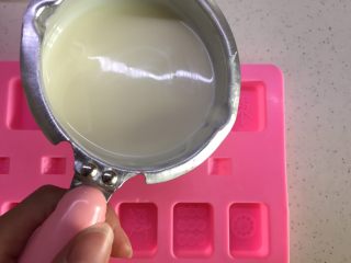 8、有内涵的麻将牌,缓慢倒入模具中，只要1/3即可，不需要太厚，为夹心留出位置，我不能太薄，表面会露出夹心不美观