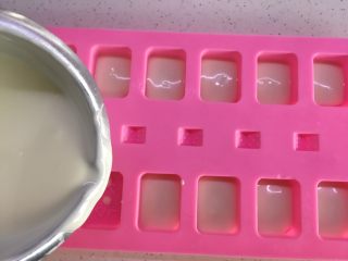 9、有内涵的麻将牌,14张麻将牌，全部倒入1/3的巧克力溶液