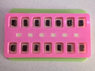 16、有内涵的麻将牌,把威化夹心依次放入模具正中央