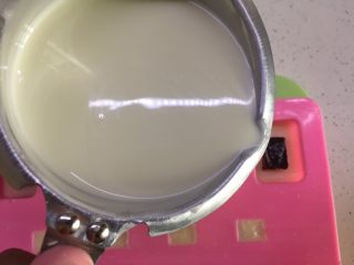 17、有内涵的麻将牌,融化好的白巧克力溶液，缓慢倒入模具当中