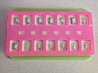 18、有内涵的麻将牌,全部倒好以后保留3mm左右的位置，如果威化向上浮，就用小刮刀向下压一下，放入冰箱冷藏7-8分钟