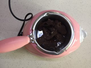 19、有内涵的麻将牌,黑巧克力100g放入巧克力锅中