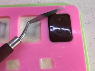 22、有内涵的麻将牌,用油画小刮刀，把多出来的巧克力刮掉