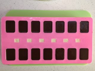 23、有内涵的麻将牌,巧克力模具全部用黑巧填充，放入冰箱冷藏