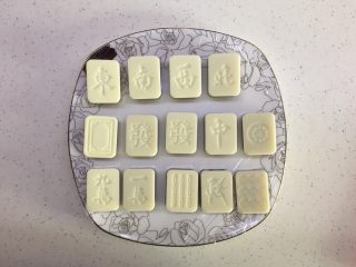 27、有内涵的麻将牌,可以在盘子上面包一层保鲜膜，再将巧克力放上去，这样比较方便取用