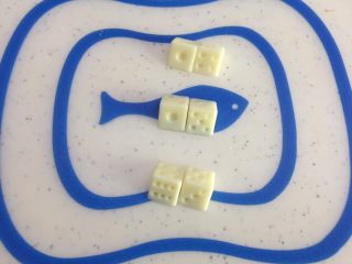 29、有内涵的麻将牌,依次摆好，分成三对，注意不要把一样的放在一起