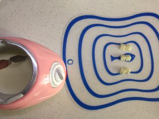 30、有内涵的麻将牌,取少许巧克力溶液