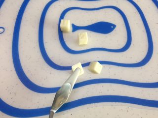 31、有内涵的麻将牌,用小刮刀均匀的将白巧克力溶液刷在中间的切面上