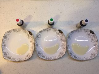 38、有内涵的麻将牌,将调好的面糊分到三个容器中，黑色的用量多，稍微多分一些