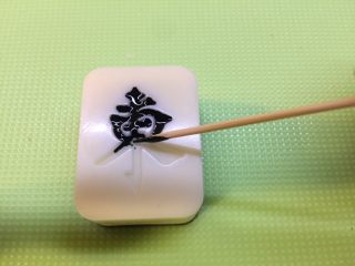 42、有内涵的麻将牌,用牙签沾少许面糊进行填充，先来填充黑色，由易到难