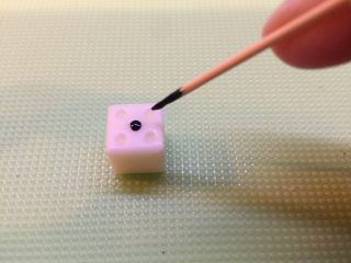 44、有内涵的麻将牌,用牙签沾少许面糊填充骰子上的黑色