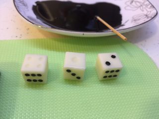 45、有内涵的麻将牌,黑色骰子全部填好，注意压在最下面的一面不需要填色