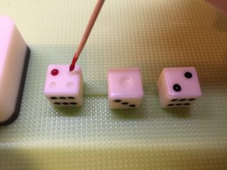 48、有内涵的麻将牌,用牙签沾少许红色面糊，填充骰子一点和四点位置
